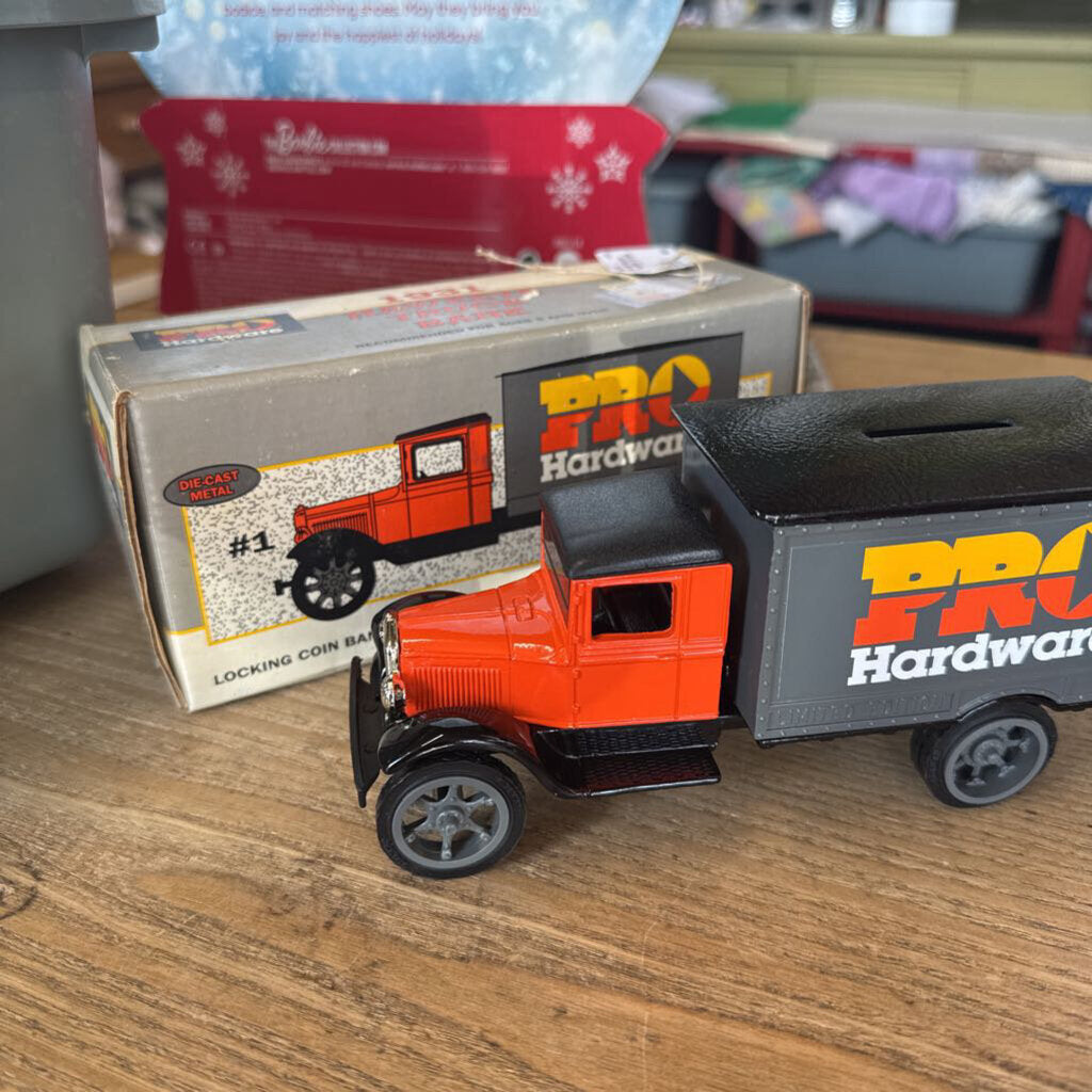 Ertl 1931 Hawkeye Truck Bank 1:34 scale